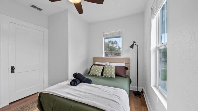 Building Photo - 720 1/2 West Woodlawn Avenue-SI ID1271939P