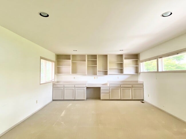 Building Photo - Gorgeous Lakeview Home for rent