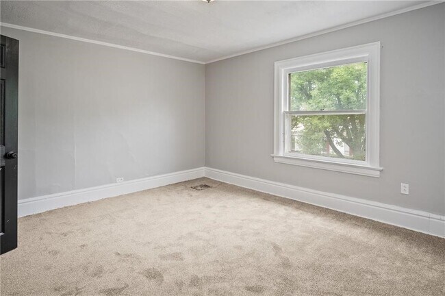 Building Photo - 117 Kenwood Ave