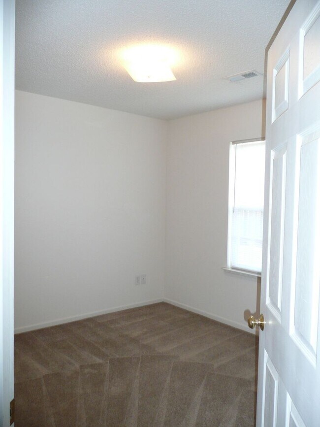 Building Photo - 147 Springwood Ln
