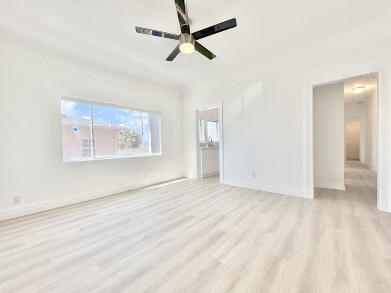 Building Photo - 707 W 48th St