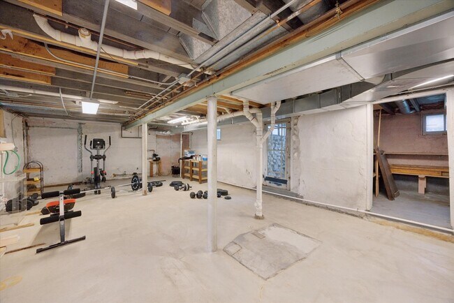 Building Photo - 502 47th St