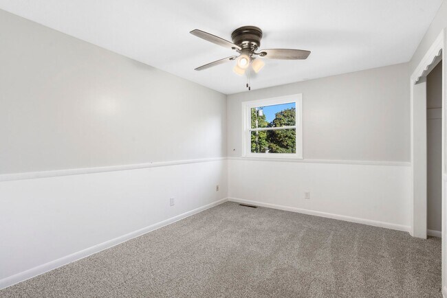 Building Photo - 3 Bedroom | 2.5 Bathroom | 2 Car Garage | Springfield MO | Fenced Back Yard | 2 Living Areas | Qu...