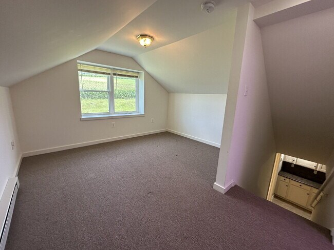 Building Photo - Quaint Single Family Home in Manchester