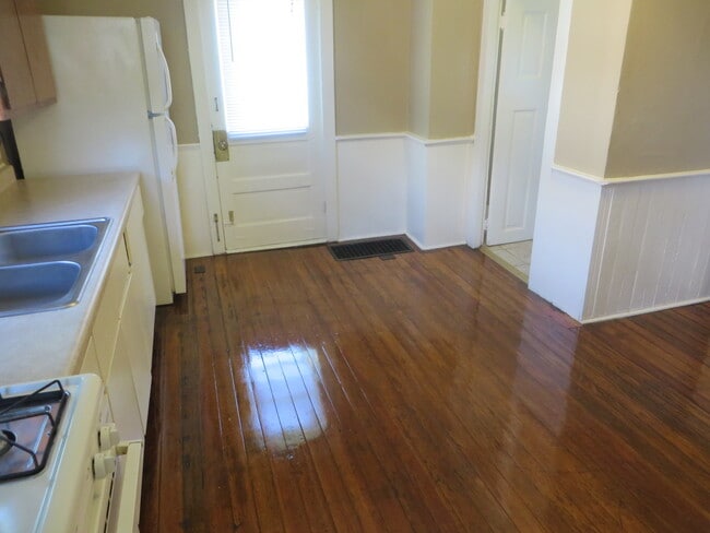 Building Photo - Two Bedroom Home with a bonus room/3rd bedroom in Historic District (Williams-Woodland Historic P...