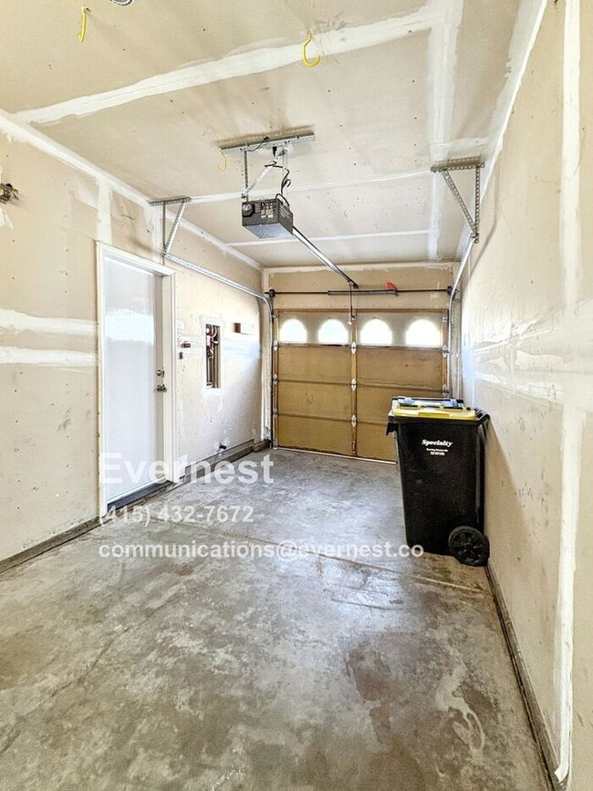 Building Photo - Lovely 2-Bedroom Townhome: Comfort and Con...
