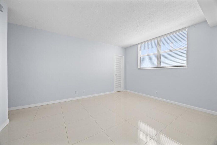 Building Photo - 3000 S Ocean Dr