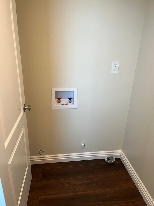 Building Photo - G4 | (M&amp;R) 412-414 &amp; 416 E Street