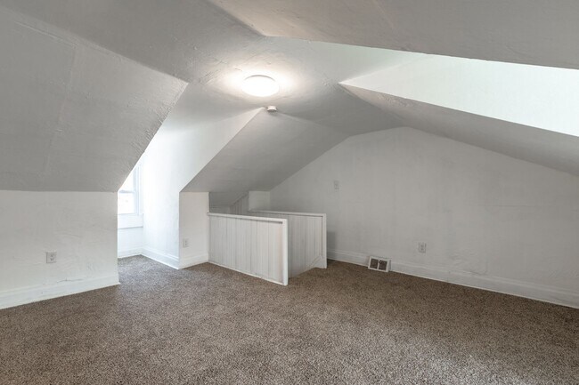 Building Photo - Urban Elegance in the Heart of the South Side