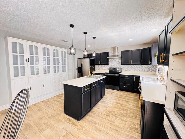 Building Photo - 2050 Corner Glen Dr