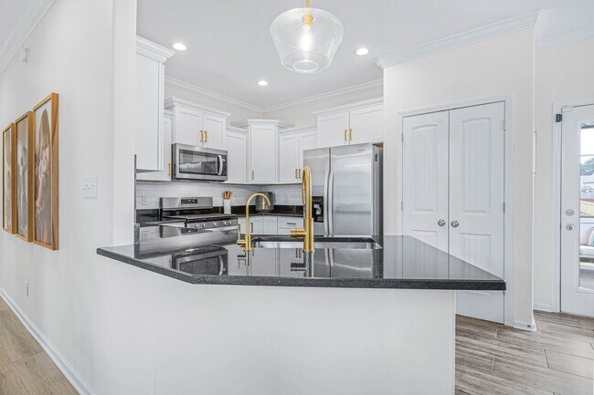 Building Photo - Pet Friendly Four Bedroom!