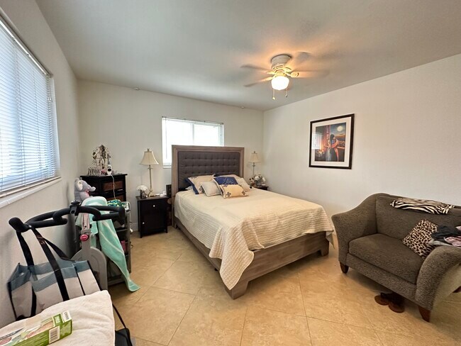 Building Photo - 4731 NE 21st Ter