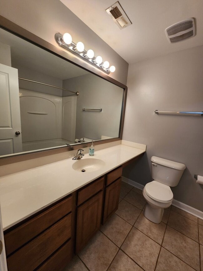 Building Photo - 2 Bedroom Condo in Midwood