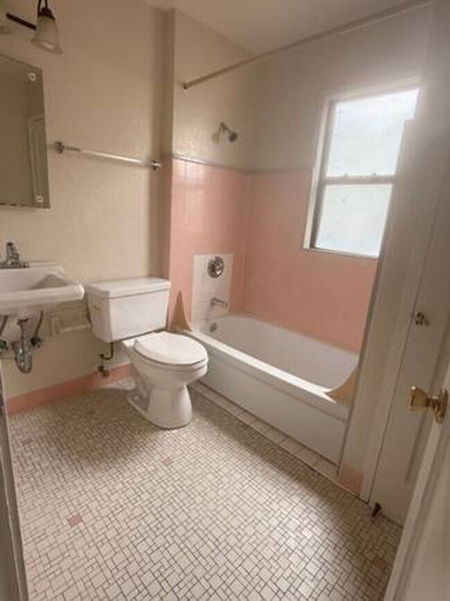 Building Photo - 2Bed - Sunny apartment right at El Cerrito...
