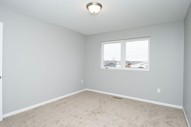 Building Photo - Charming Townhome in South Bismarck – Move-In Ready!