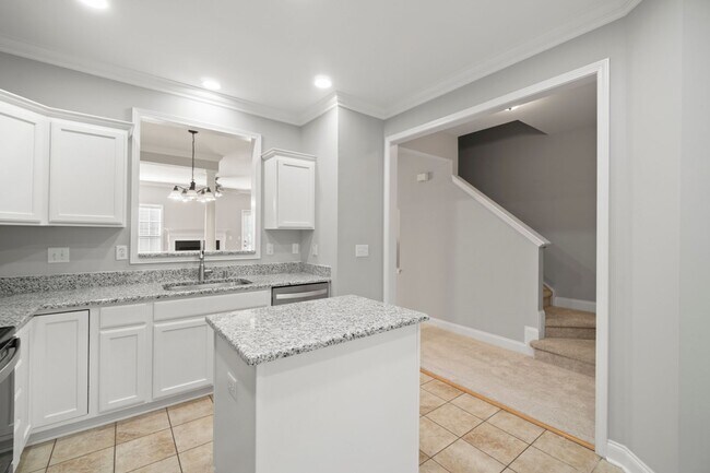 Building Photo - Newly remodeled townhome