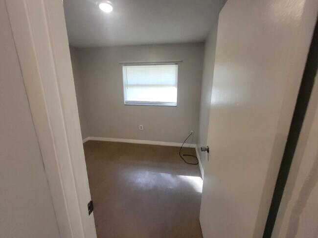 Building Photo - 402 Peters St