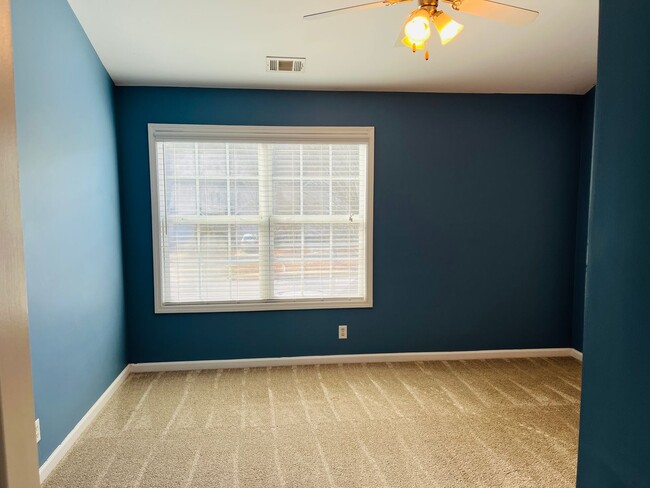 Building Photo - Sought after community, swimming/playground, courtyard, 1 car garage, 2 bed/2.5 bath, granite  co...