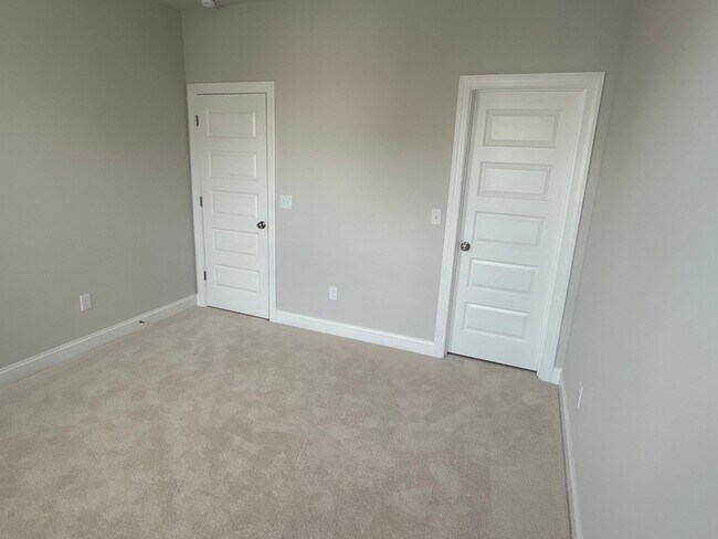 Building Photo - Luxury Condo in Raleigh - 3 beds|2.5 baths...
