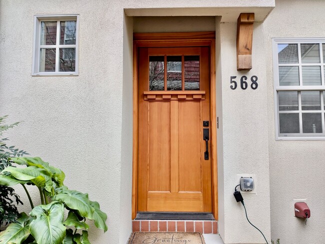 Building Photo - Luxury Townhome in Lake Oswego’s Coveted First Addition | Garage Included!
