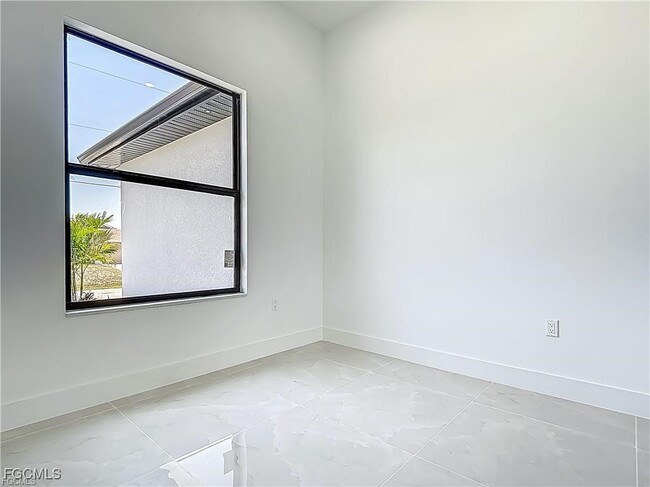 Building Photo - 323 NE 19th Terrace