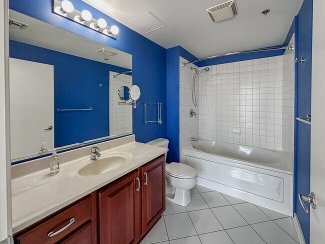 Building Photo - Luxury and Convenience in Royal Oak