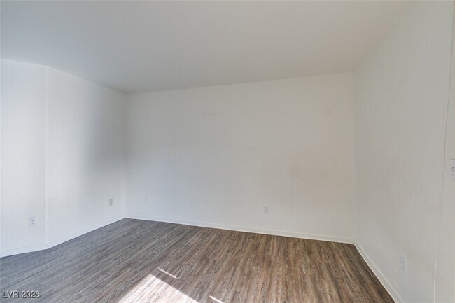 Building Photo - 698 S Racetrack Rd