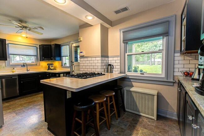 Building Photo - OPEN HOUSE 9/13 11AM-1PM  Beautiful 3-Bedr...