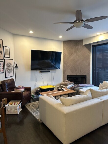 Building Photo - 808 N Greenview Ave