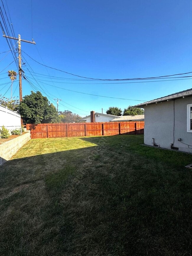 Building Photo - Stunning 3 Bedroom, 2 Bathroom Home on a L...