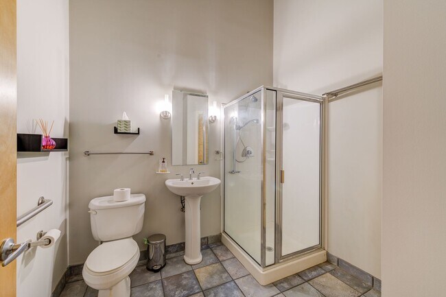 Building Photo - Huge Luxury 2 Story Condo with Private Roo...