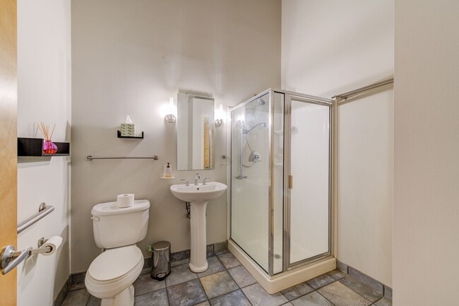 Building Photo - Huge Luxury 2 Story Condo with Private Rooftop Deck!