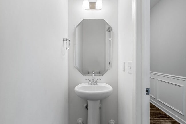 Building Photo - Newer Home in Reedy Fork, SS Appliance, Granite Counter-tops, Island, Office, Den, FP, Loft, Gara...