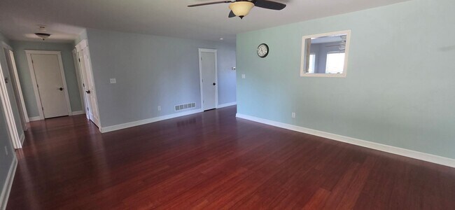 Building Photo - 715 SW Graystone Dr