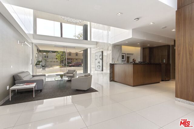 Building Photo - 838 N Doheny Dr