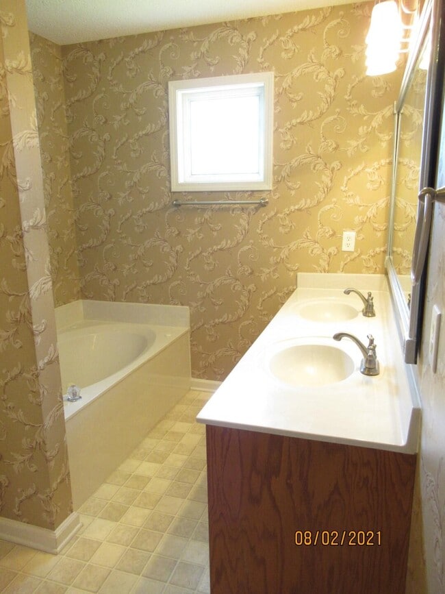 Building Photo - 3370 Aurora Dr