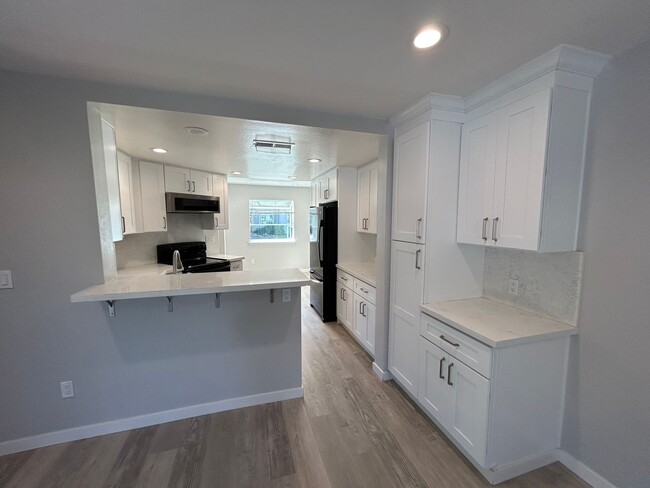 Building Photo - Stunningly Updated 3-Bedroom, 2.5-Bath Tow...