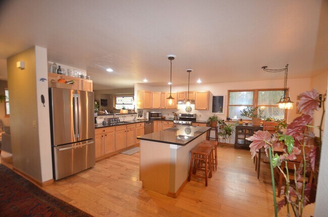 Primary Photo - Placer Valley! 3bed/2.5 bath! Garage! 20 m...