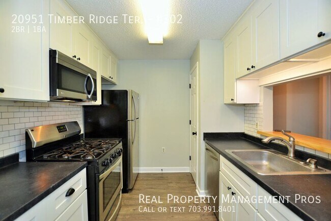 Building Photo - Updated 2 Bedroom Condo In Ashburn Farm Fo...