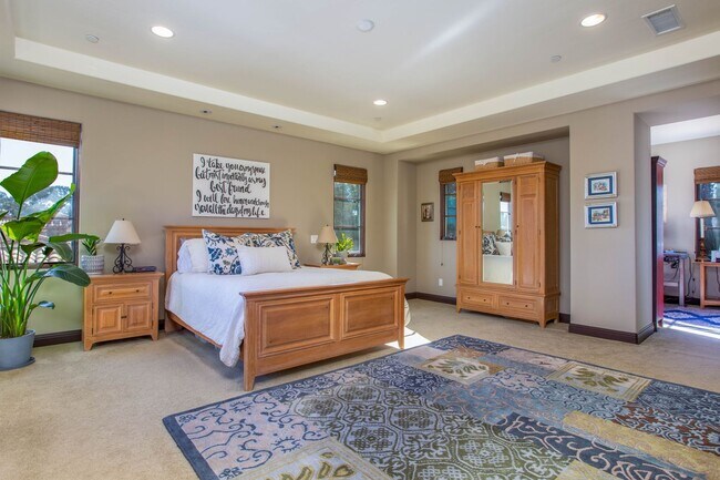 Building Photo - Large 5 bed / 5 bath Tuscan Style Home on ...