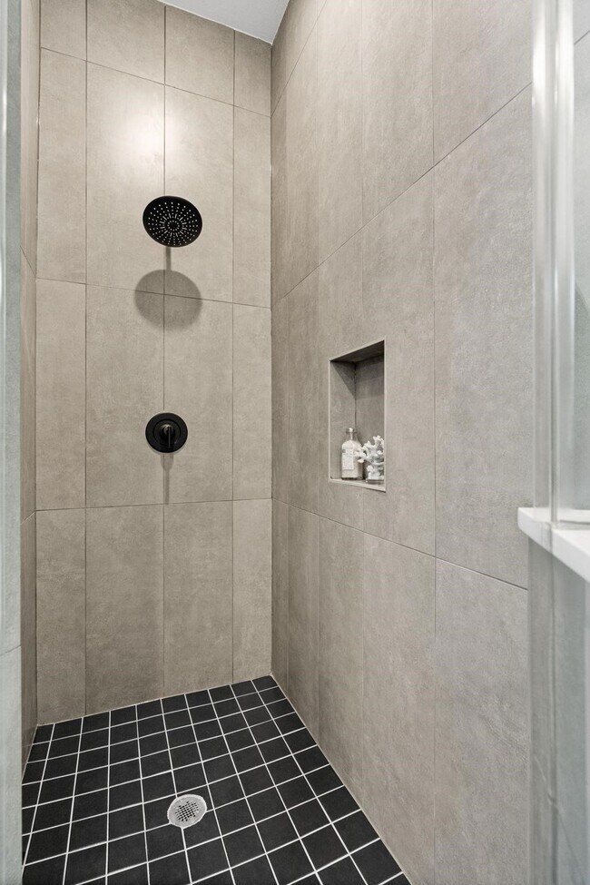 Building Photo - 905 Woodcrest Dr