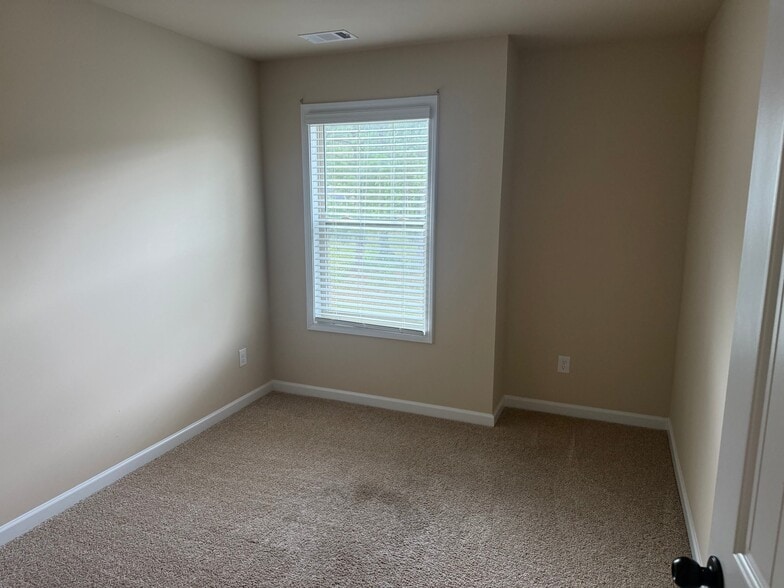 Building Photo - 213 Camellia Ct