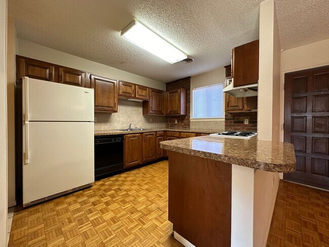 Building Photo - * Move-In Special * * Water Paid ; Washer/...