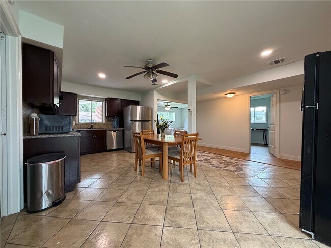 Building Photo - 9507 Vogue Ln