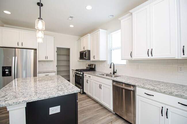 Building Photo - Great Wesley Chapel Location!