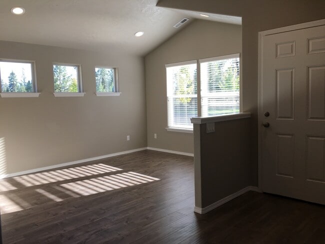 Building Photo - 594 N Trinity Way