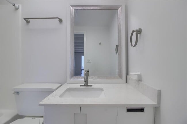 Building Photo - 5914 Lago Vista Way