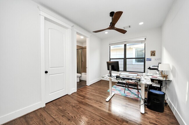 Building Photo - 916 W 20th St