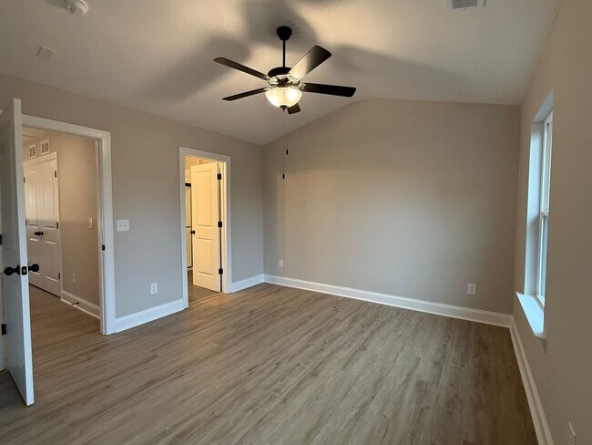 Building Photo - Brand New 3 level townhouse close to Uptown