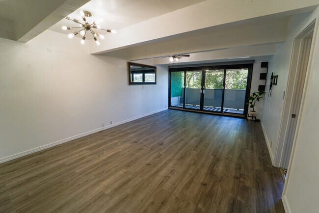 Building Photo - 320 Vía Casitas